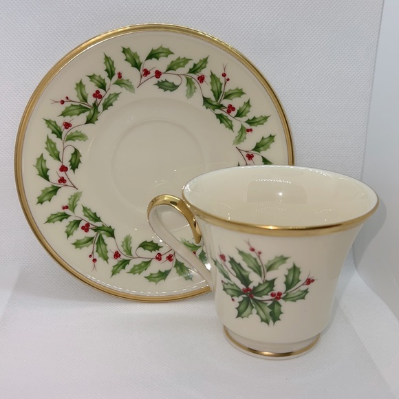 LENOX HOLIDAY FOOTED TEACUP AND SAUCER VINTAGE CHINA HOLLY & BERRIES - Picture 3 of 12
